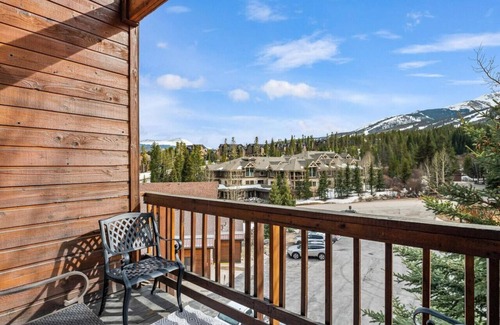 Four O'Clock Apartment | Perfect Ski-In/Out Retreat with Hot Tubs & Town Access