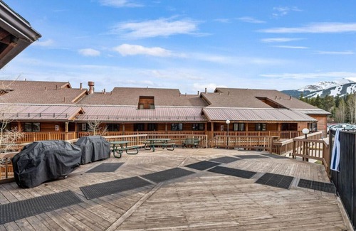 Four O'Clock Apartment | Perfect Ski-In/Out Retreat with Hot Tubs & Town Access