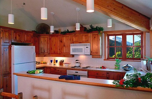Nordic Estates House | Inviting Ski-in & Out Retreat with Hot Tub and Fireplace