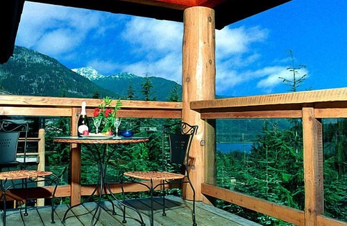 Nordic Estates House | Inviting Ski-in & Out Retreat with Hot Tub and Fireplace