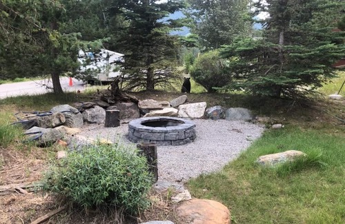 East Kootenay House | Luxury Ski-In Panorama Cabin with Private Hot Tub & Pool