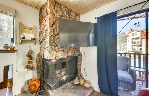 Red River Apartment | Scenic Red River Retreat with Balcony and Mountain Views