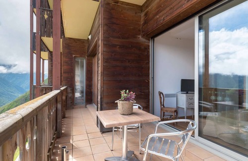 Pla d'Adet Apartment | Ski-In/Ski-Out Apt for 7 with Heated Pool