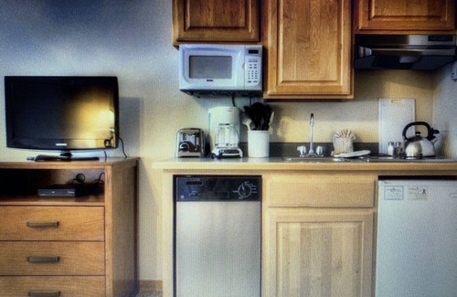 Four O'Clock Apartment | Prime Ski-in/Ski-out Condo with Spa & Pool Amenities