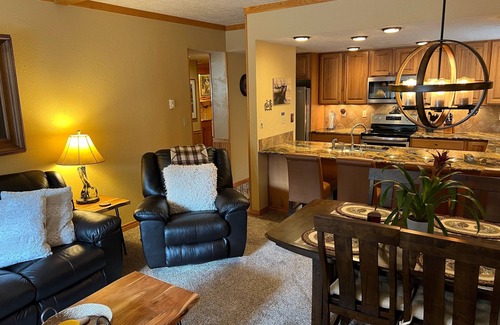 Peak 9 Condo | Mountainwood Condo: Ski In/Out & Steps from Town