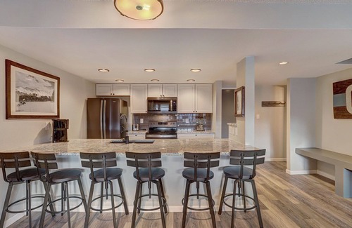 Copper Mountain Village Condo | Elegant Ski-In/Ski-Out Retreat with Spa & Hot Tub