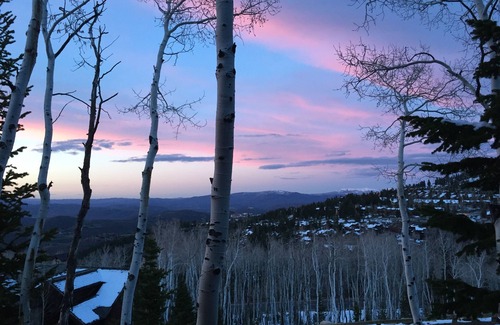 Empire Pass House | Elevate Your Getaway: Ski In/Out with Stunning 20-Mile Views
