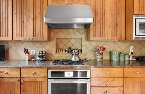 Spruce Peak Cabin | Luxury Ski-in/Ski-out 5-Bedroom Spruce Peak Lodge Cabin