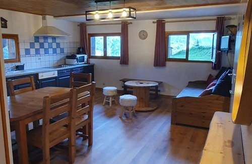 La Lechere Ski Chalet | Exclusive Ski-in, Ski-out Access with Pool and Spa