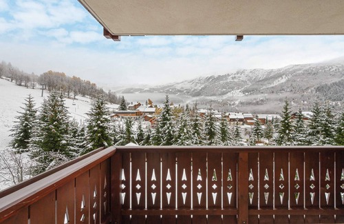 Meribel Village Apartment | Convenient Apartment Méribel with Pool and Kitchen Access