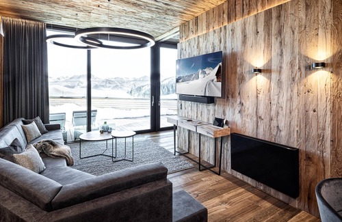 Kaltenbach Ski Chalet | Cozy Ski-in Ski-out Chalet with Sauna and Spa Amenities