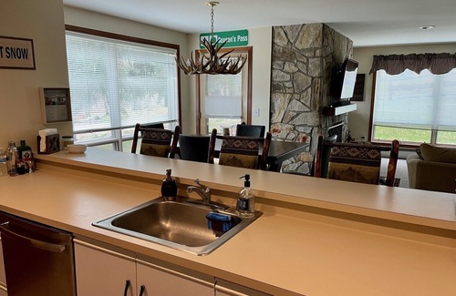 West Dover Condo | Ski-In Ski-Out Condo at Seasons on Mount Snow - 10/10 Rating