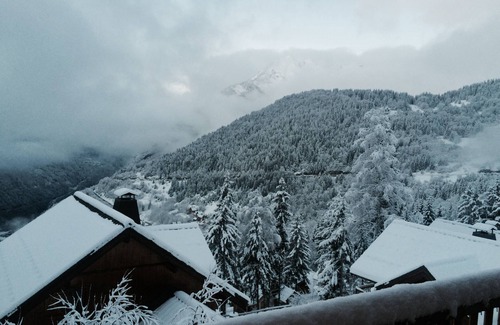 Oz Ski Chalet | Direct Ski Access Chalet with Breathtaking Views & Free WiFi