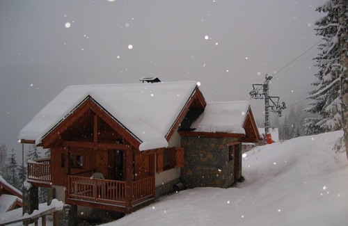 Oz Ski Chalet | Direct Ski Access Chalet with Breathtaking Views & Free WiFi