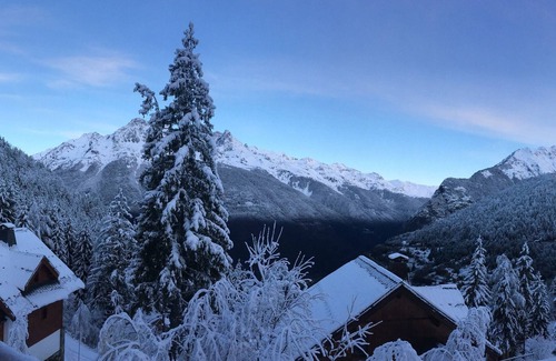 Oz Ski Chalet | Direct Ski Access Chalet with Breathtaking Views & Free WiFi