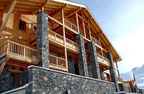Les Bruyeres Apartment | Perfect Retreat: Fitness, Terrace & Pet-Friendly Amenities