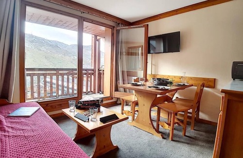 Les Bruyeres Apartment | Stunning Mountain View Hotel with Balcony in Les Menuires