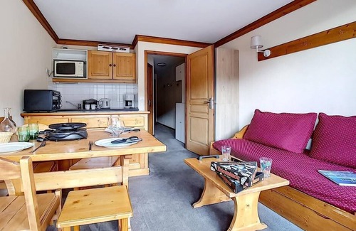 Les Bruyeres Apartment | Stunning Mountain View Hotel with Balcony in Les Menuires