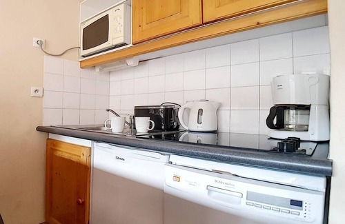 Les Bruyeres Apartment | Stunning Mountain View Hotel with Balcony in Les Menuires