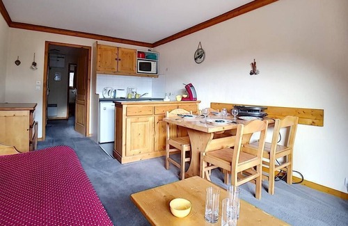 Les Bruyeres Apartment | Convenient 7th Floor Retreat with Balcony in Les Menuires