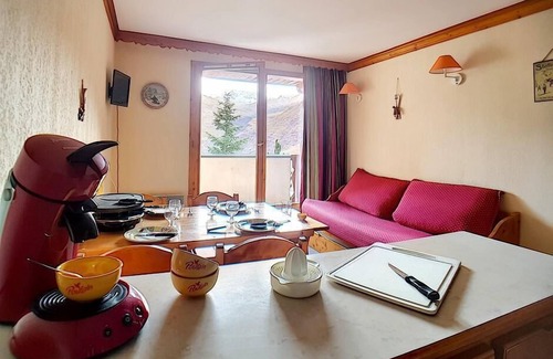Les Bruyeres Apartment | Convenient 7th Floor Retreat with Balcony in Les Menuires