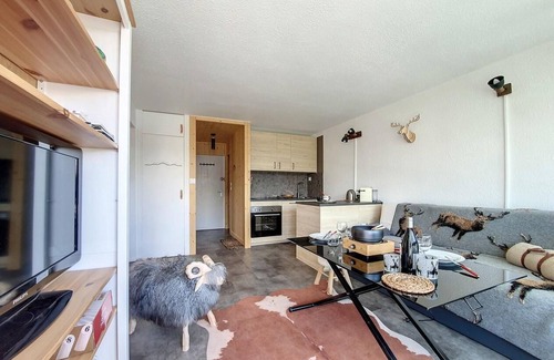 Les Menuires Apartment | Convenient 7th Floor Accommodation with Balcony in Les Menuires