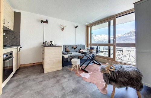 Les Menuires Apartment | Convenient 7th Floor Accommodation with Balcony in Les Menuires