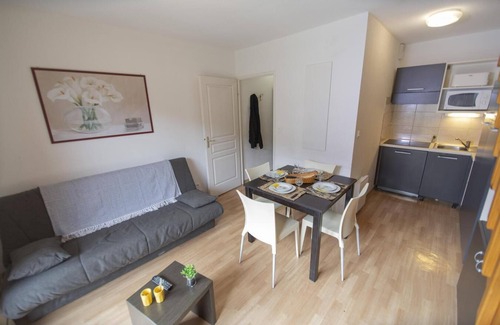 Les Orres Apartment | Relaxing Getaway in Les Orres with Pool & Balcony Access