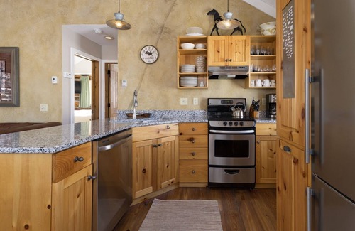 Big Sky Cabin | Moonlight Vacation Rentals: Private Cabin with Ocean Views