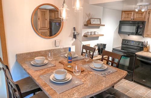 Snowshoe Apartment | Cozy Ski-In Ski-Out Condo with Hot Tub & Pools - 4 Star