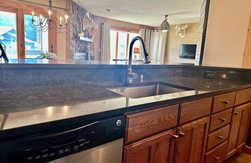 Stratton Mountain Condo | Prime Ski-In Ski-Out Condo Steps from Tamarack Chair Lift