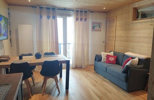 Valfrejus Apartment | Convenient Ski-in, Ski-out Ours Apartment in Valfréjus