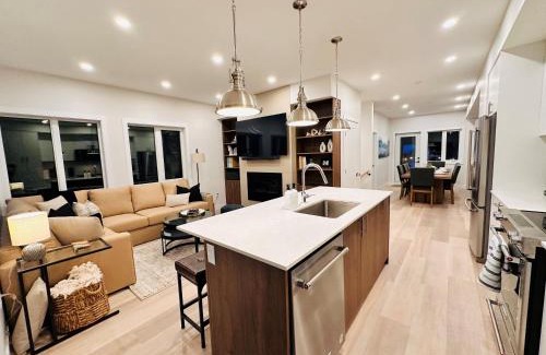 East Kootenay House | Private Hot Tub at Ski In Ski Out - 4-Star Getaway