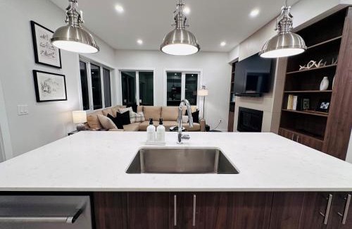 East Kootenay House | Private Hot Tub at Ski In Ski Out - 4-Star Getaway