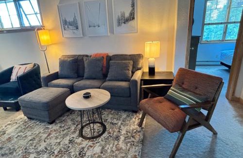 Four O'Clock Apartment | Inviting Ski-In Ski-Out Breck Condo with Great Amenities