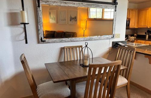 Four O'Clock Apartment | Inviting Ski-In Ski-Out Breck Condo with Great Amenities