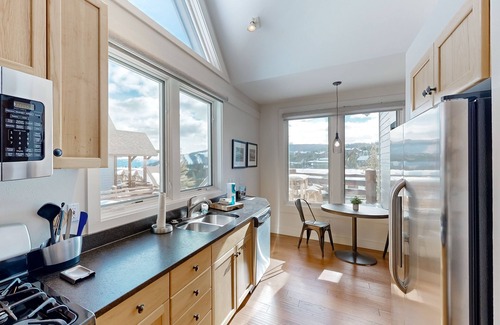 Saddle Ridge House | Inviting Ski-In/Ski-Out Townhome with Hot Tub & WiFi