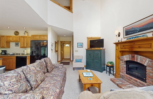 North Troy House | Inviting Ski-In/Ski-Out Townhome with Amazing Views & Amenities