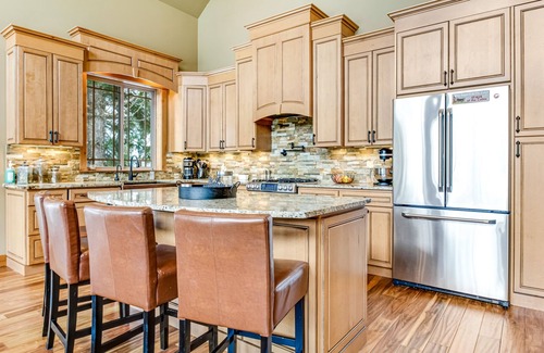 Hyak Cabin | Inviting Ski-in/Ski-out Cabin with Mountain Views & Fireplace