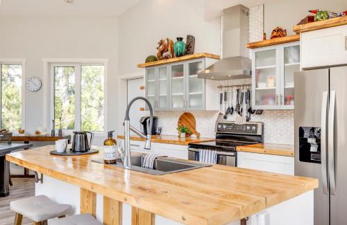 East Kootenay House | Experience The Qanuk Fernie - Ski In, Pet Friendly Retreat