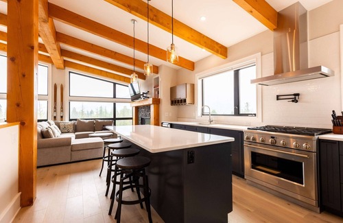 East Kootenay House | Relaxing Resort Near Chairlift with Spa & Hot Tub Access