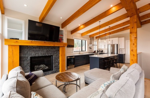 East Kootenay House | Relaxing Resort Near Chairlift with Spa & Hot Tub Access