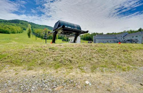 Londonderry Apartment | Ultimate Ski-In/Ski-Out Magic Mountain Condo with Deck