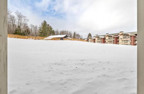 Stratton Mountain House | Ski on Ski Off F Building at Obertal