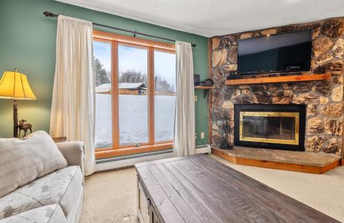 Stratton Mountain House | Ski on Ski Off F Building at Obertal