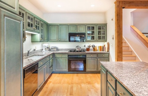 Stratton Mountain Apartment | Ski on Ski Off Stratton Snowbridge Townhome with Hot Tub