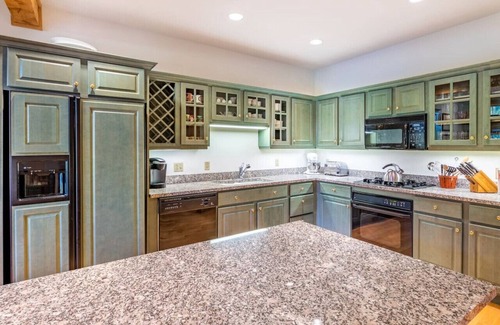 Stratton Mountain Apartment | Ski on Ski Off Stratton Snowbridge Townhome with Hot Tub