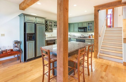 Stratton Mountain Apartment | Ski on Ski Off Stratton Snowbridge Townhome with Hot Tub