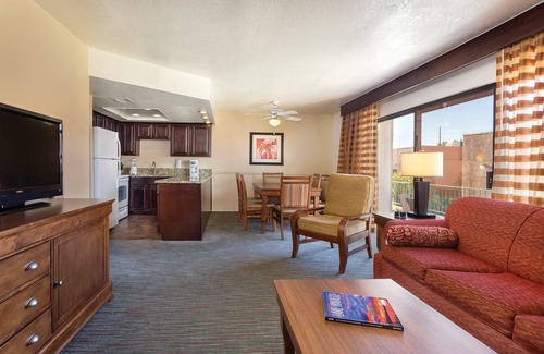 Lake Havasu City Resort | Adventure Awaits: Ski, Raft, Swim & Relax by the Ocean