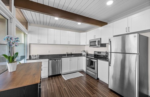 East Millcreek House | Ski Resorts & DT, Hot Tub, Game Room, Yard, 9 beds